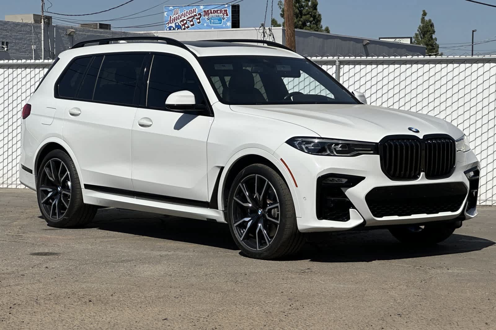 Used 2022 BMW X7 xDrive40i w/ M Sport Package AWD/4WD image 9