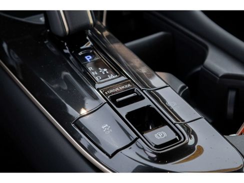 Used 2025 Toyota Crown Platinum AWD/4WD image 24