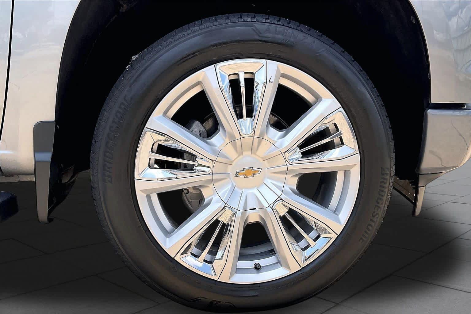 Used 2023 Chevrolet Silverado 1500 High Country w/ High Country Premium Package AWD/4WD image 19