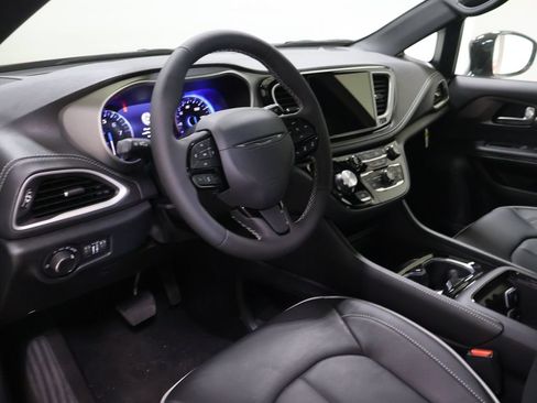 New 2027 Chrysler Pacifica Limited w/ S Appearance Package AWD/4WD image 18