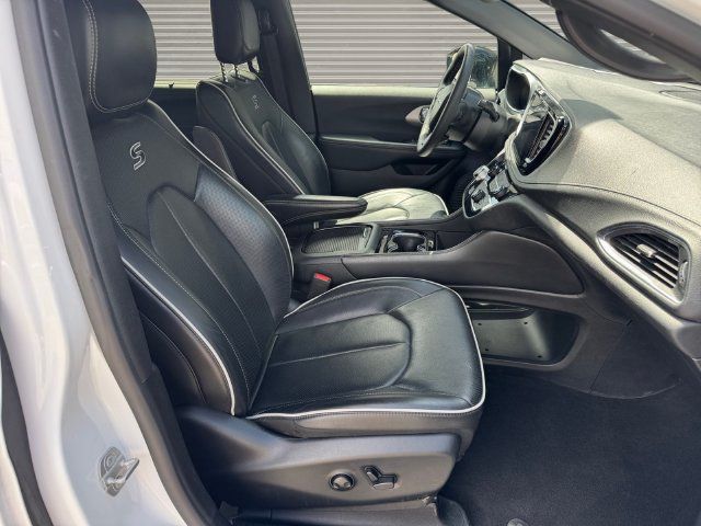 Used 2025 Chrysler Pacifica Limited FWD image 16