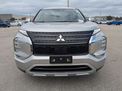 Used 2023 Mitsubishi Outlander SE image 3