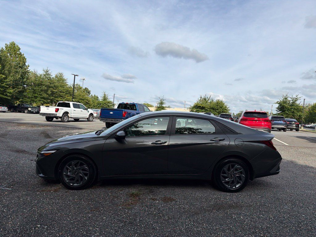 Used 2024 Hyundai Elantra SEL FWD image 3