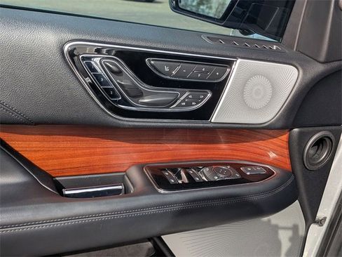 Used 2019 Lincoln Navigator Reserve image 13