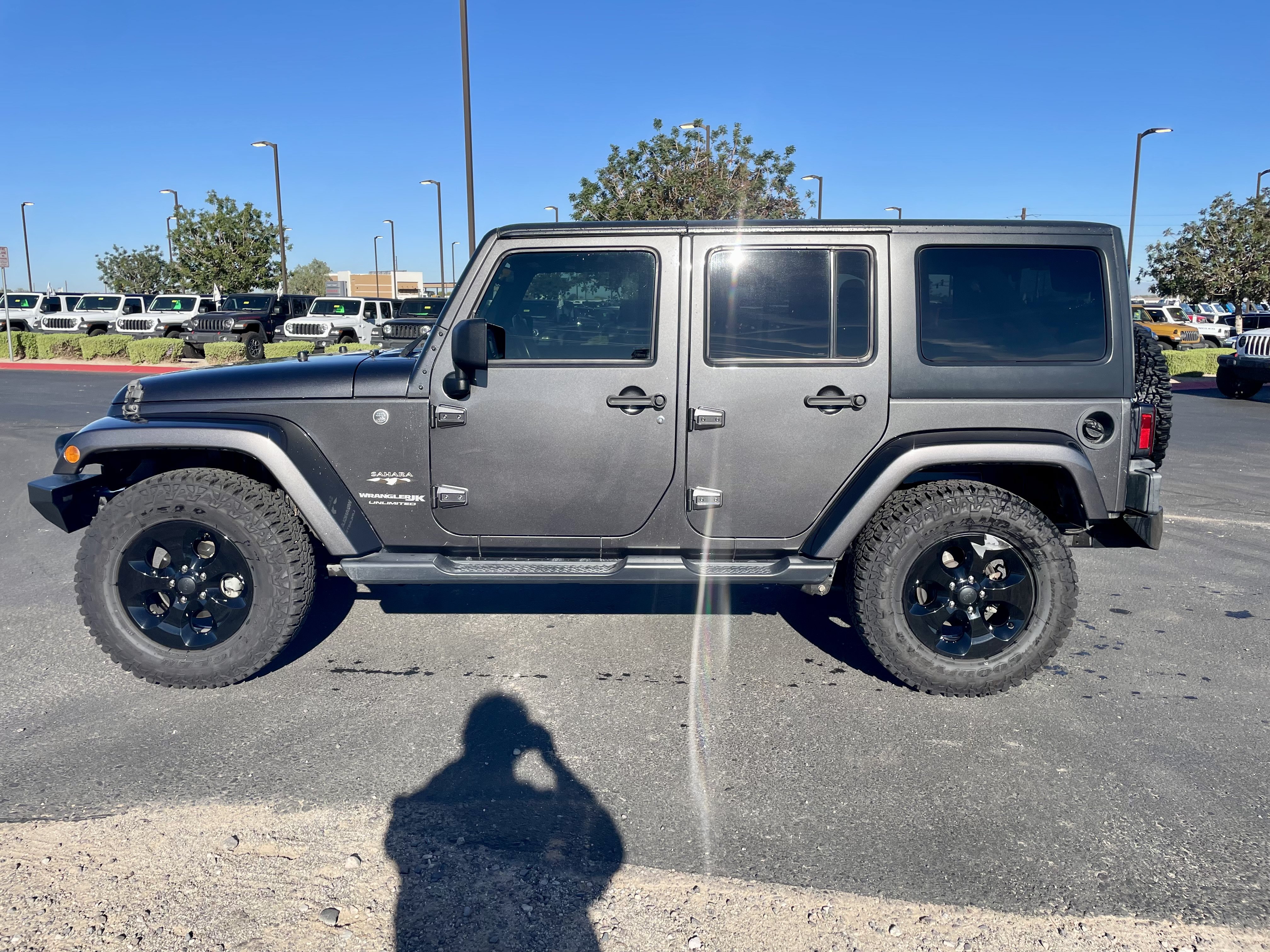 Used 2018 Jeep Wrangler Unlimited Sahara w/ Connectivity Group AWD/4WD image 2