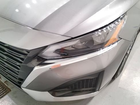 Used 2025 Nissan Altima 2.5 SV FWD image 9