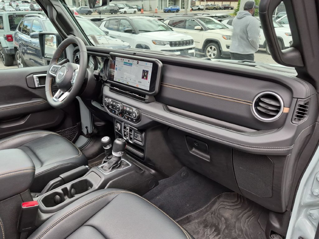 Used 2024 Jeep Wrangler Unlimited Sahara w/ Technology Group AWD/4WD image 26