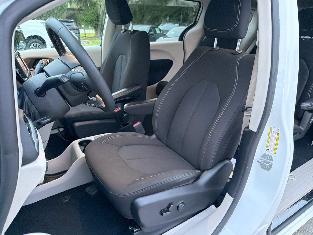 Used 2023 Chrysler Voyager LX FWD image 30