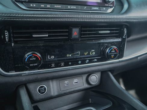 Used 2021 Nissan Rogue SV image 12