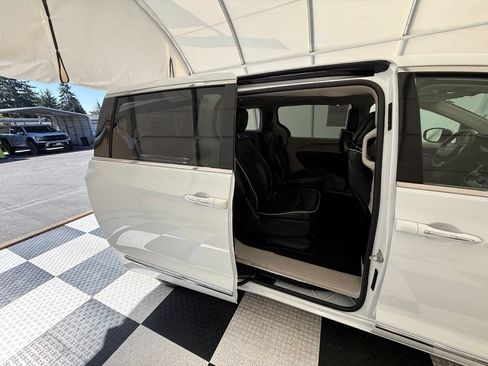 Used 2023 Chrysler Pacifica Limited FWD image 28