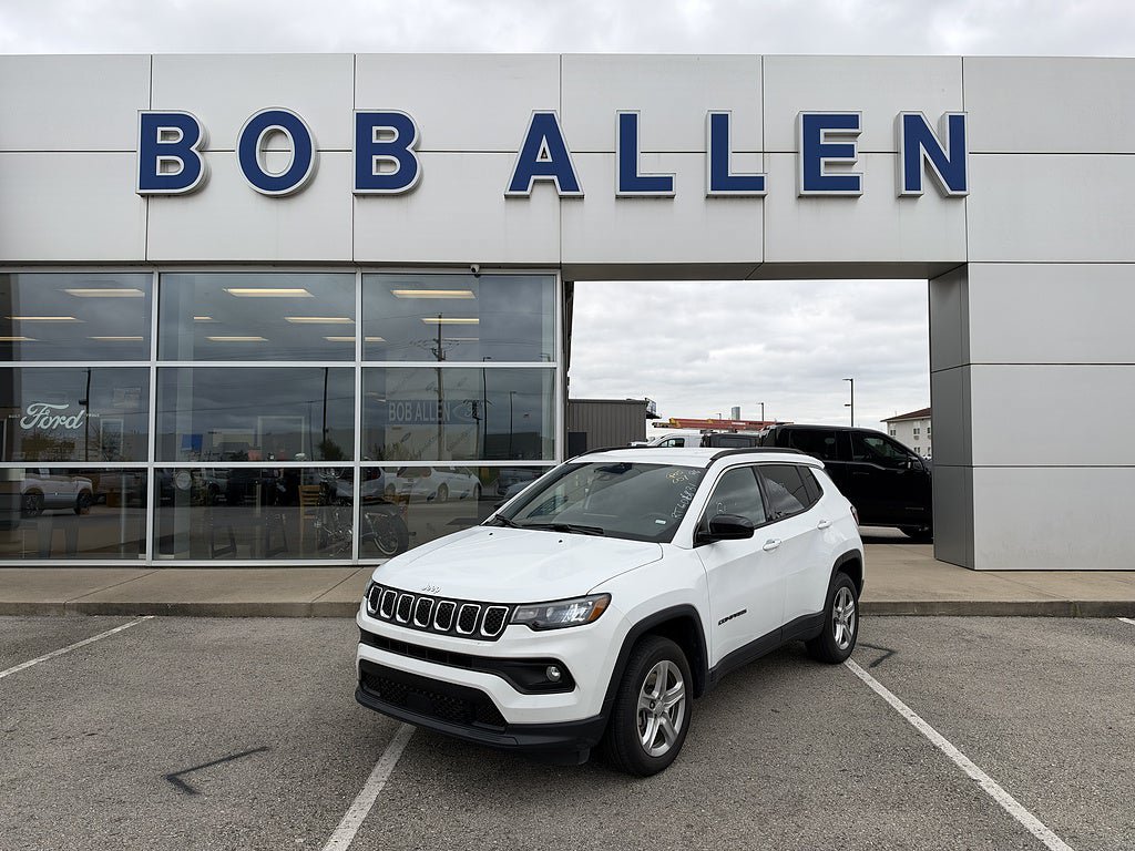 Used 2024 Jeep Compass Latitude AWD/4WD image 1