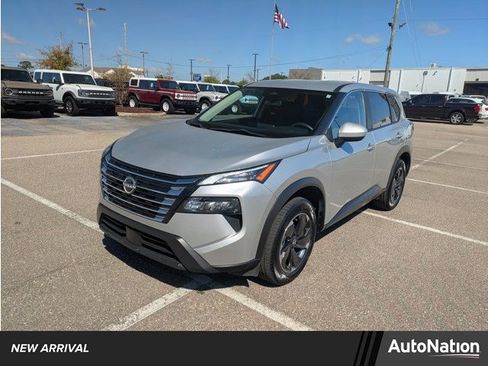 Used 2024 Nissan Rogue SV image 1