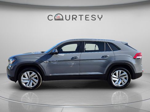 Used 2022 Volkswagen Atlas Cross Sport SE FWD image 2
