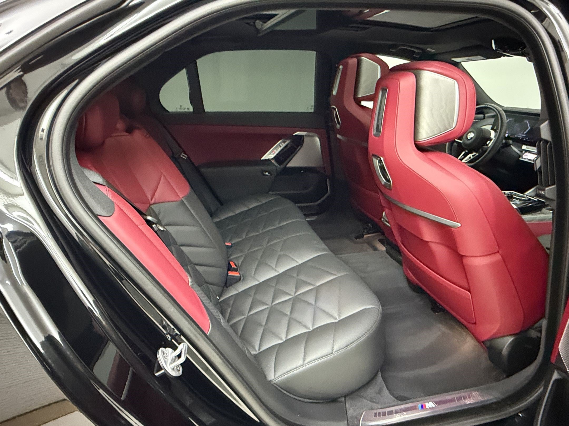 Certified 2025 BMW 740i w/ Premium Package RWD image 30