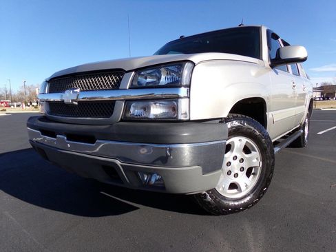 Used 2005 Chevrolet Avalanche Z71 w/ Sun And Sound Package image 9