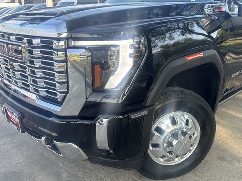 Used 2025 GMC Sierra 3500 Denali w/ Technology Package image 2