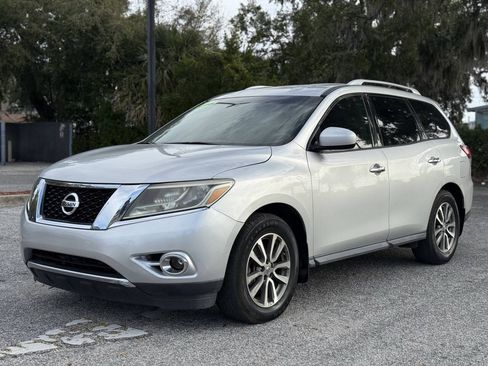 Used 2015 Nissan Pathfinder SV FWD image 2