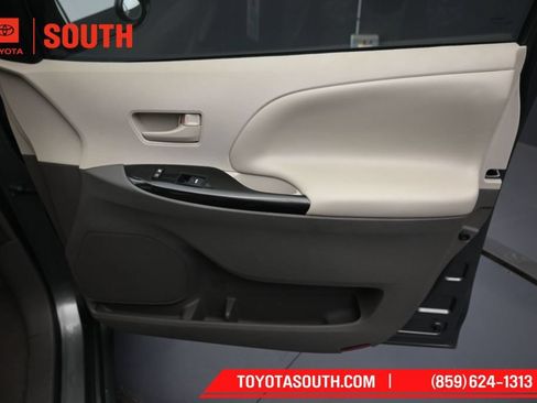 Used 2014 Toyota Sienna LE AWD/4WD image 28
