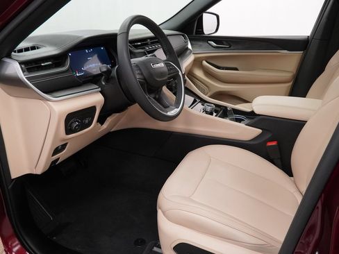 Certified 2025 Jeep Grand Cherokee Limited AWD/4WD image 17