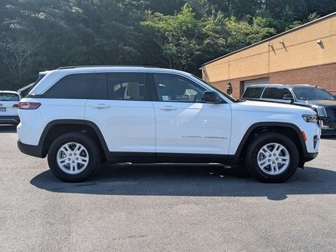 Used 2023 Jeep Grand Cherokee Laredo w/ Trailer Tow Prep Group (B) RWD image 10
