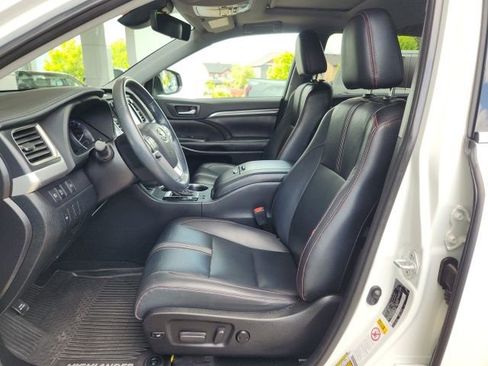 Used 2019 Toyota Highlander SE AWD/4WD image 16