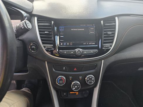 Used 2022 Chevrolet Trax LT w/ LT Convenience Package AWD/4WD image 11