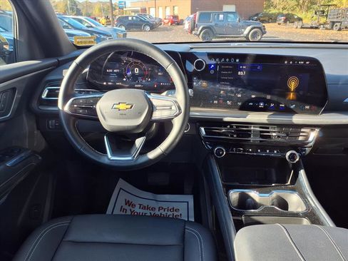 Used 2025 Chevrolet Traverse LT image 9