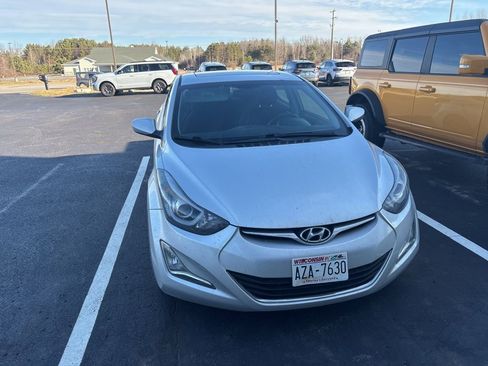 Used 2015 Hyundai Elantra SE w/ Option Group 03 image 2