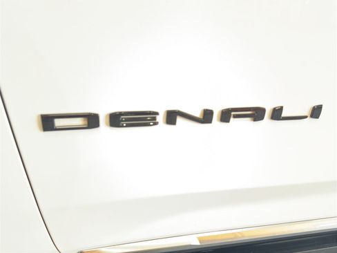 Used 2022 GMC Yukon Denali w/ Denali Ultimate Package AWD/4WD image 10