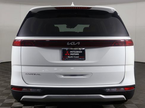 Used 2023 Kia Carnival EX image 12