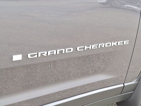 New 2025 Jeep Grand Cherokee Laredo w/ MOPAR Finishing Package AWD/4WD image 13