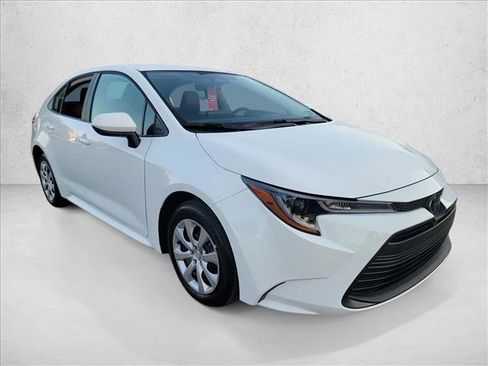 Used 2025 Toyota Corolla LE image 3