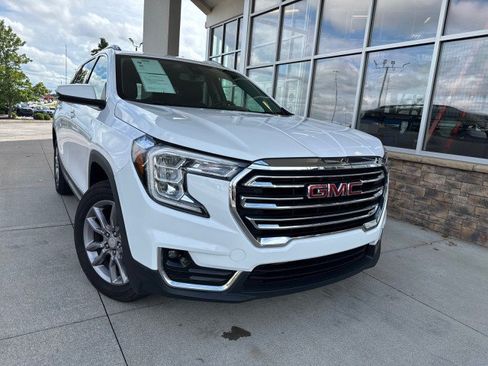 Used 2024 GMC Terrain SLT AWD/4WD image 2