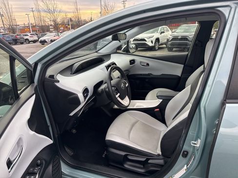 Used 2016 Toyota Prius Three Touring image 10