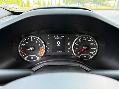 Used 2023 Jeep Renegade Latitude AWD/4WD image 9