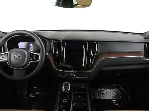 Certified 2023 Volvo XC60 B5 Ultimate w/ Climate Package image 7