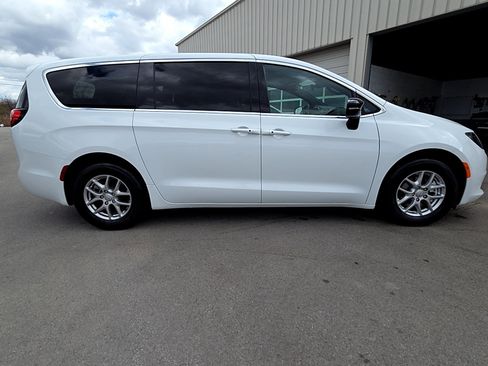 New 2026 Chrysler Voyager LX image 5