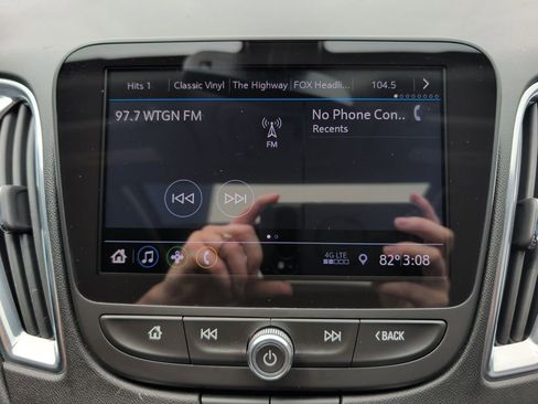 Used 2020 Chevrolet Malibu LT w/ Leather Package FWD image 13