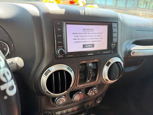 Used 2018 Jeep Wrangler Unlimited Sahara w/ Connectivity Group AWD/4WD image 11