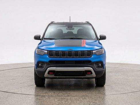 Used 2025 Jeep Compass Trailhawk image 2