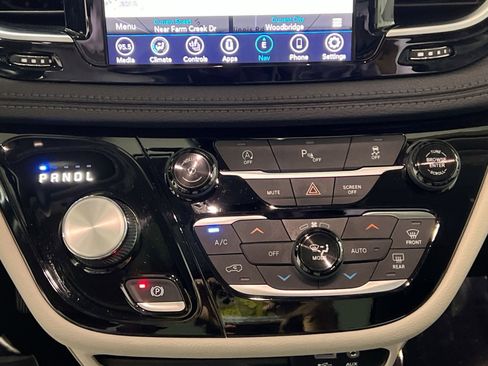 Used 2020 Chrysler Pacifica Limited image 20