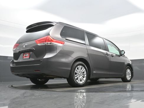 Used 2013 Toyota Sienna XLE image 32