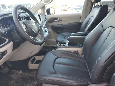 Used 2024 Chrysler Pacifica Touring-L image 20