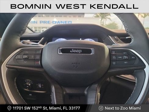 Used 2025 Jeep Grand Cherokee Limited w/ Black Appearance Package image 14