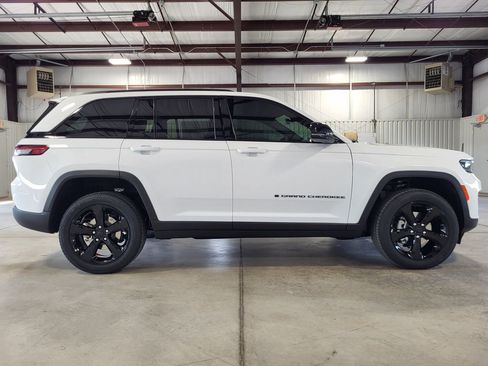 New 2025 Jeep Grand Cherokee Altitude AWD/4WD image 6