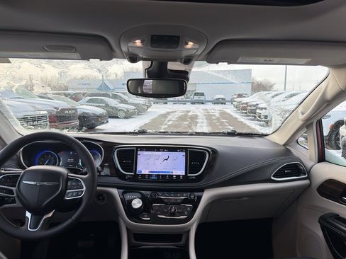 Used 2024 Chrysler Pacifica Limited image 28