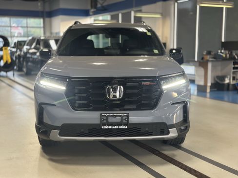 Used 2025 Honda Pilot TrailSport image 2
