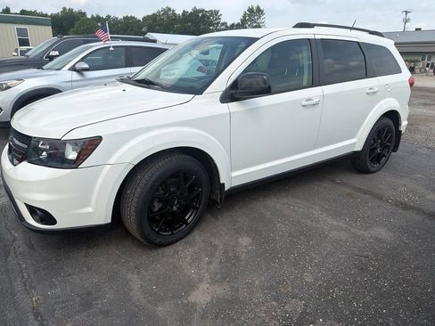 Used 2019 Dodge Journey SE w/ Connectivity Group FWD image 2