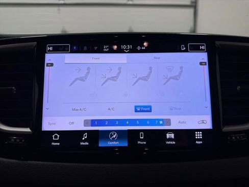 Used 2025 Chrysler Pacifica Select image 25