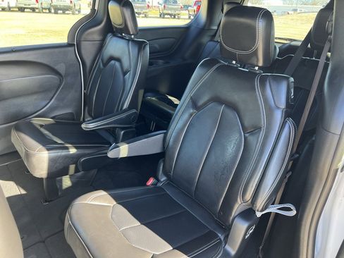 Used 2025 Chrysler Pacifica Select image 20